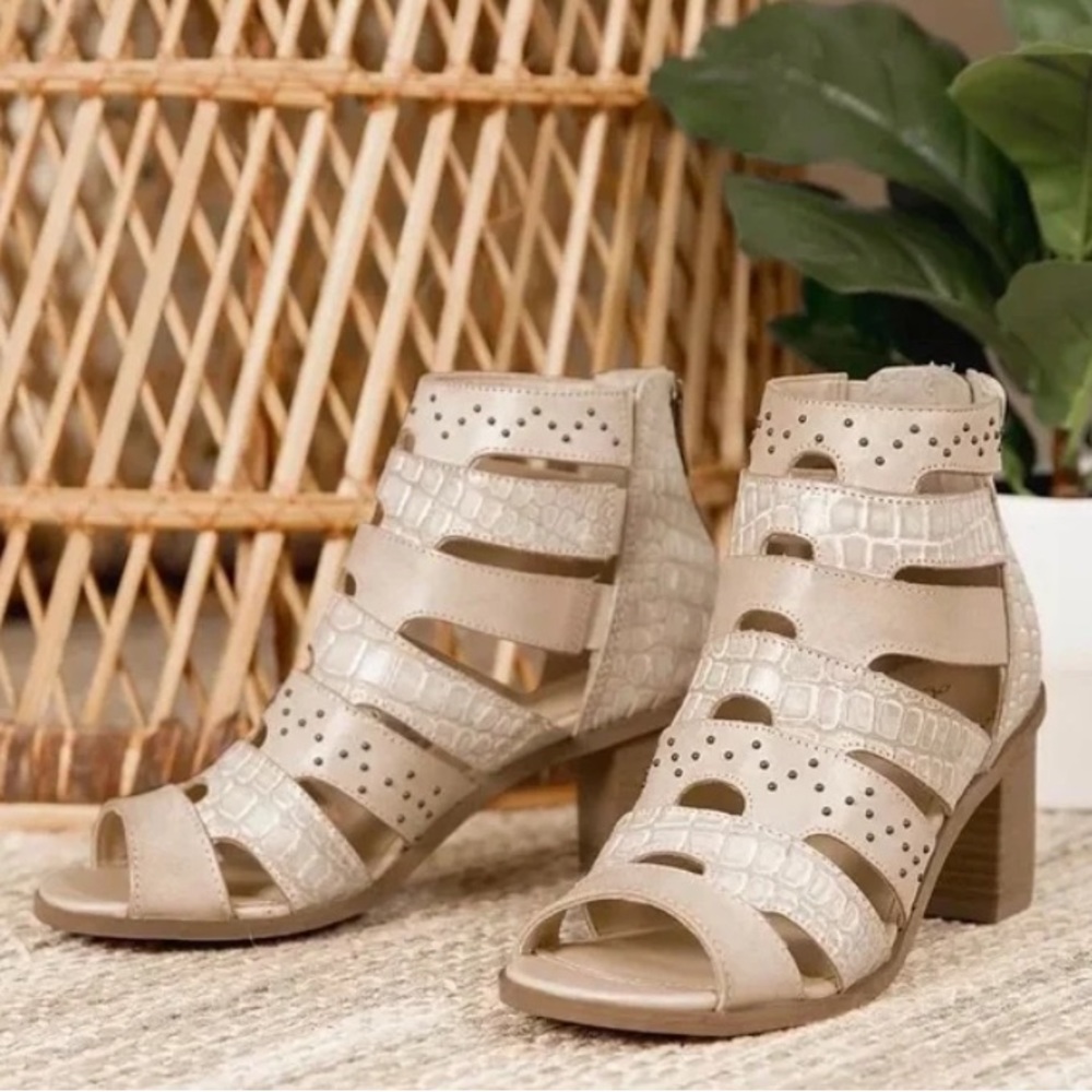 Ivory Nude Gimmicks Studded Leather Heeled Sandal / 6.5M